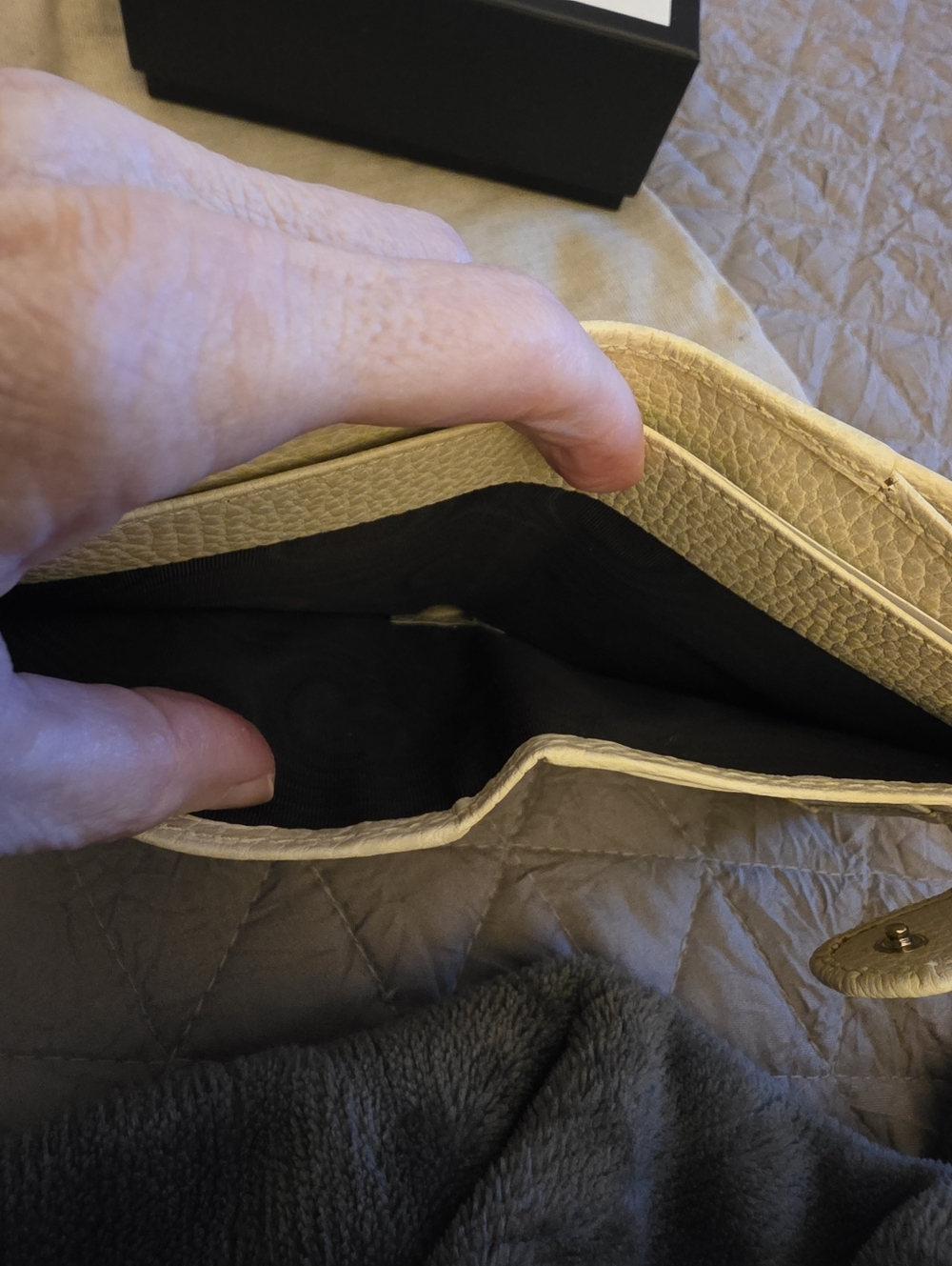 Gucci Interlocking G Bifold Wallet in a beige/LIKE NEW CONDITION/ FULL INCLUSION - Picture 9 of 13